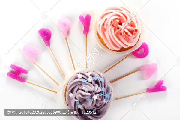 生日蛋糕與彩色字母
