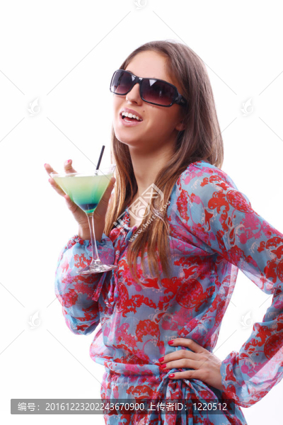 快樂的女人與綠色雞尾酒