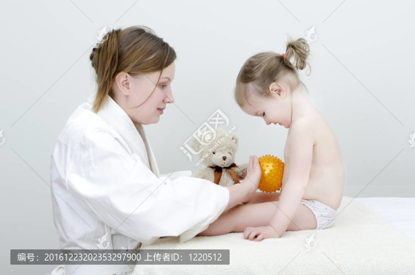 治療師做兒童按摩