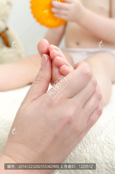 治療師做兒童按摩。特寫(xiě)