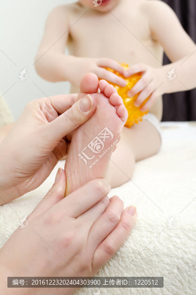 治療師做兒童按摩。特寫