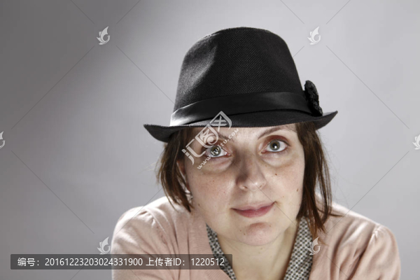 一個年輕的快樂的女人portret