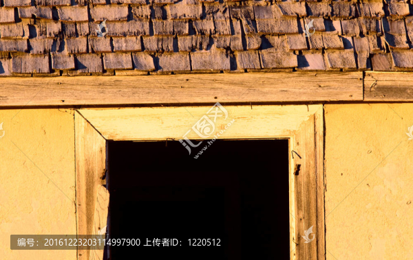 夕陽照在老房子上
