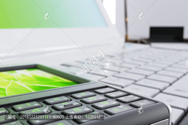移動電話在現(xiàn)代辦公室的筆記本電腦上