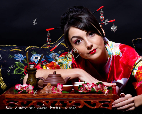 穿紅色亞洲服裝的女人