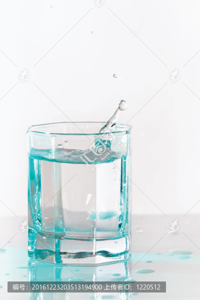 在綠松石光飛濺的新鮮冰水玻璃
