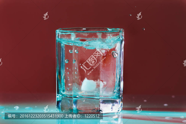 綠寶石冰中的新鮮冰水