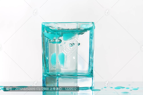綠寶石冰中的新鮮冰水