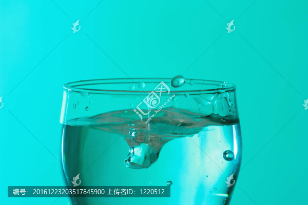 在綠松石光飛濺的新鮮冰水玻璃