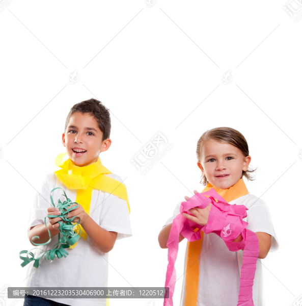 兩個孩子的孩子在黨與彩色紙絲帶