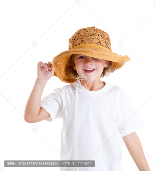 快樂的小女孩與夏天帽子孤立