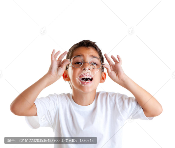 孩子們的書呆子戴眼鏡的小孩和幸福的表情