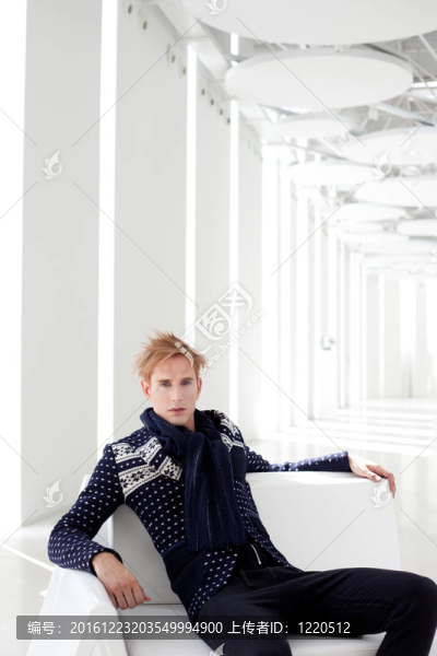 現(xiàn)代金發(fā)男性未來(lái)科幻坐