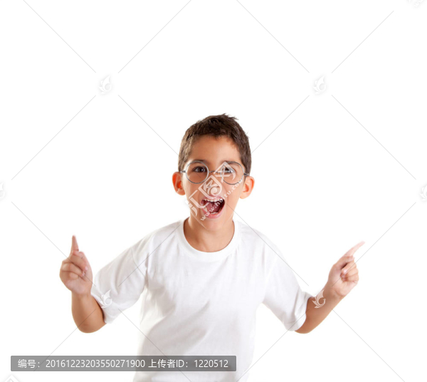 孩子們的書呆子戴眼鏡的小孩和幸福的表情