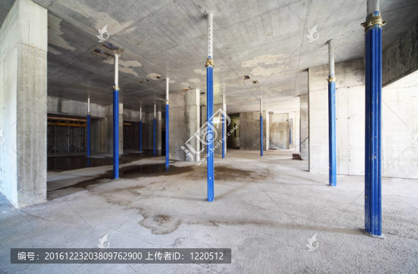 未竣工建筑物內(nèi)混凝土天花板的藍(lán)色支撐
