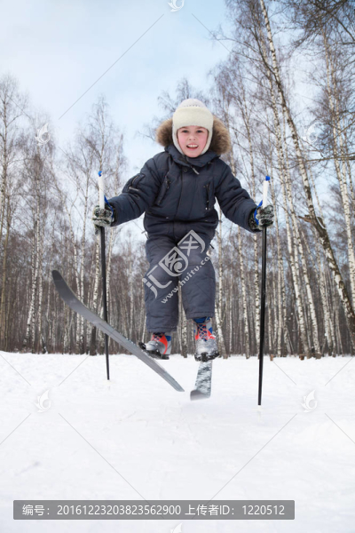 小男孩跳上越野滑雪板在蘇冬林