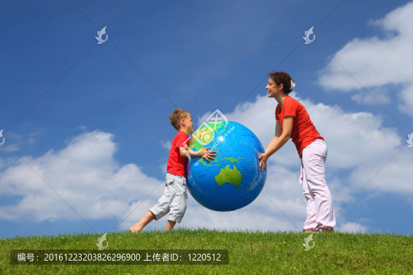 母親帶著兒子在白天玩充氣地球站