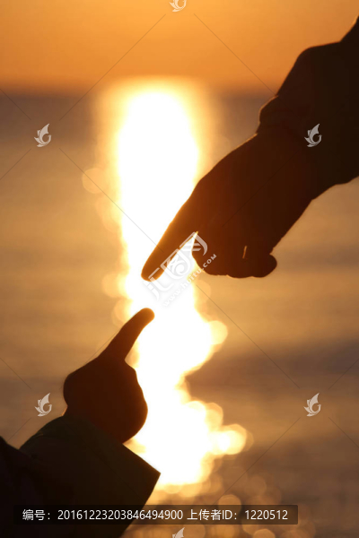 雙手和母親在太陽附近互相觸摸手指