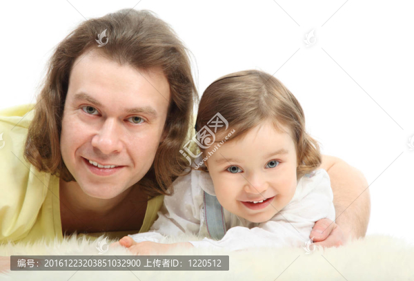 父親擁抱他的小女兒，他們躺在白福上