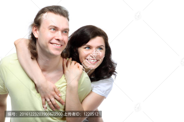 幸福的年輕夫婦的肖像在愛看的一面；她制動