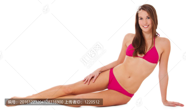 在比基尼躺在地板上的女人
