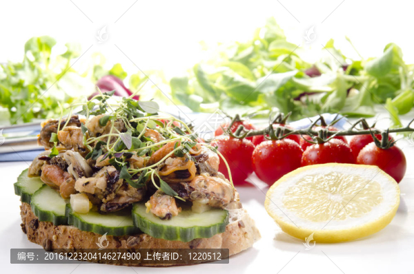 煮熟的貽貝檸檬；新鮮沙拉吐司
