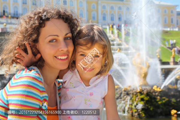 與母親在噴泉的彼得宮城的女兒；Saint,Petersbu
