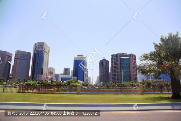 在阿布扎比的高層建筑前的綠色草坪。從一個(gè)視圖