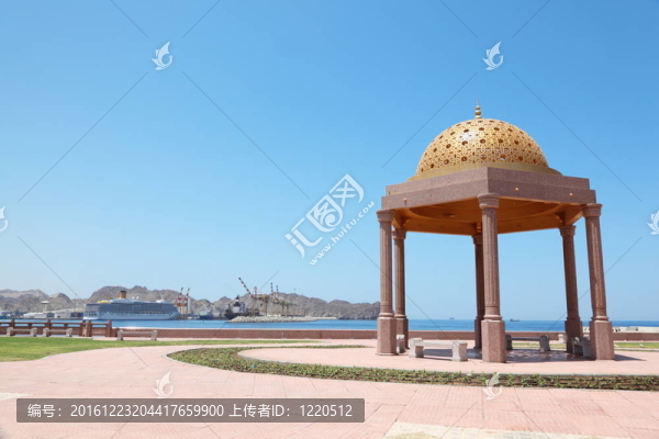 美麗的大涼亭附近的阿拉伯國家海岸。在卡布斯港遠(yuǎn)船巡航。