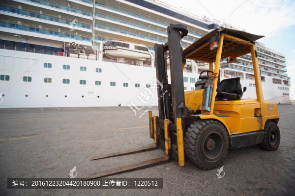Qaboos口岸挖掘機(jī)。聚焦挖掘機(jī)的車輪。離焦游輪。