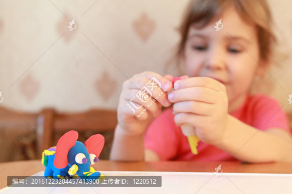 桌上被女孩塑造的自制大象；焦點