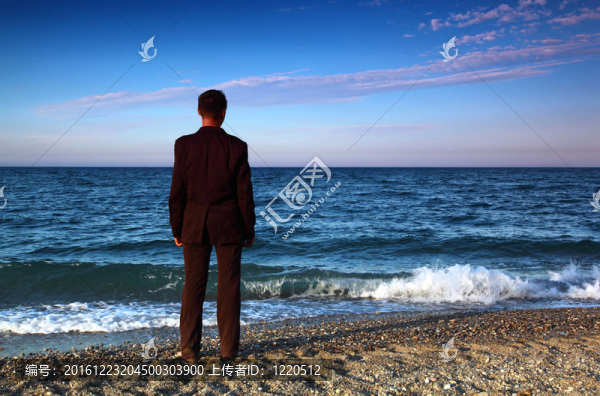 光著腳的男人在西裝站回石海岸的黃昏