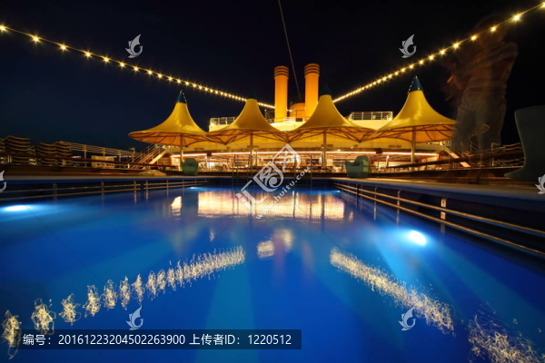 船舶夜間甲板照明。船甲板游泳池