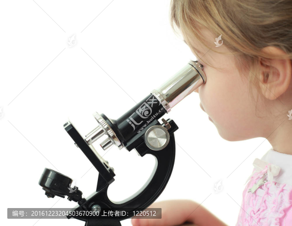 好奇的金發(fā)小女孩盯著黑色的微型畫像