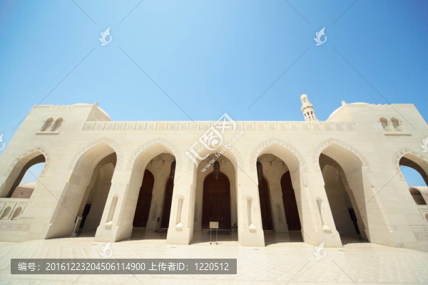 用圓弧和在阿曼清真寺建筑大門建筑。寬角。