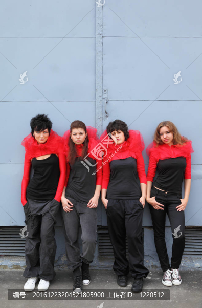 四個(gè)穿紅黑衣服的女孩站在一起