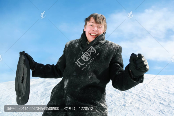 男人的公文包站在冬日的雪和歡喜