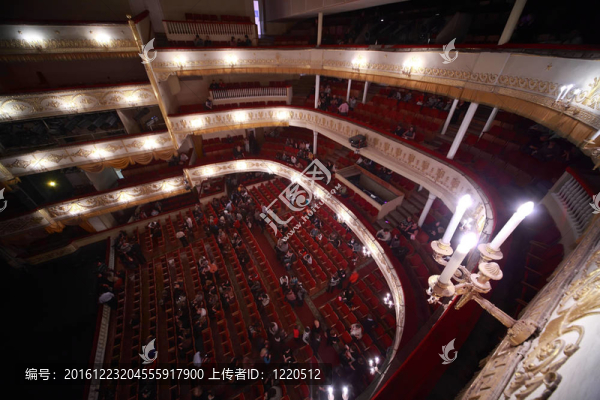 觀眾走出大廳；工作完成后的Monte,Carlo