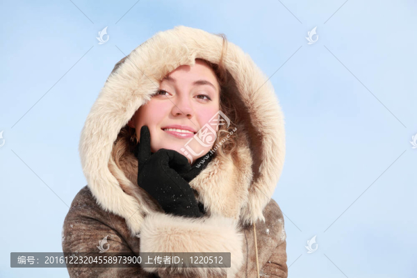 女孩的下巴傾斜在冬天的手