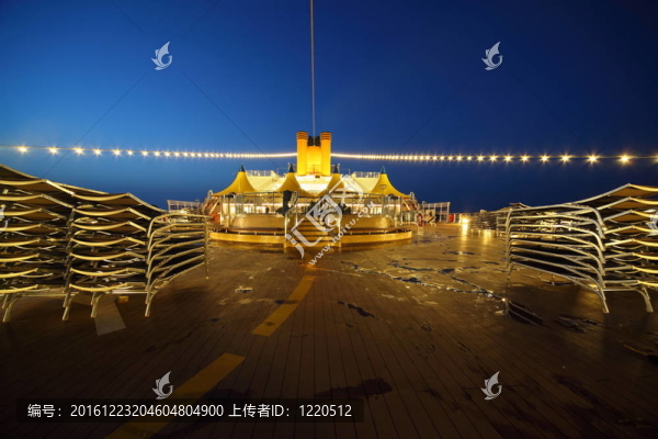 夜間游艇甲板照明。圖像中心的條形和表格。