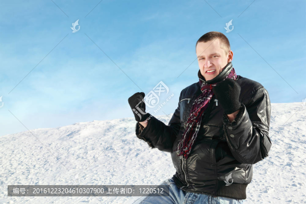 學生站在冬天的雪，握緊手中的拳頭
