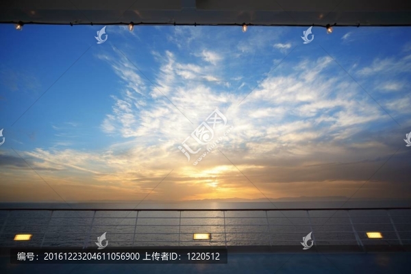 美麗的景色從甲板上的游船在晚上。日落。