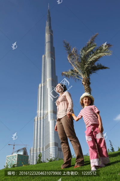迪拜：4月17日在Burj,Khalifa面前的孩子的母親（Bu