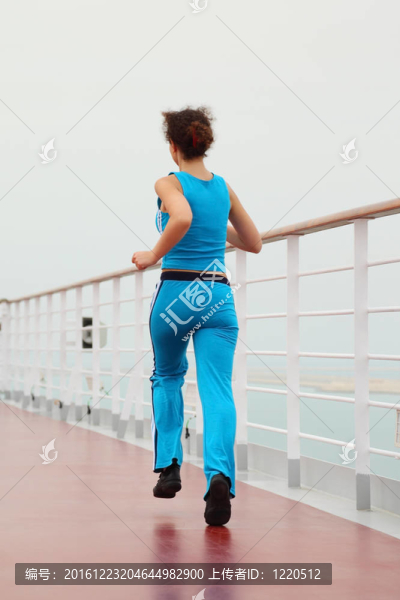 年輕美女在運動服上行駛在郵輪甲板上