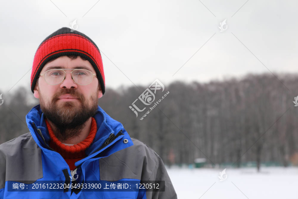 男人的眼鏡在冬天的肖像