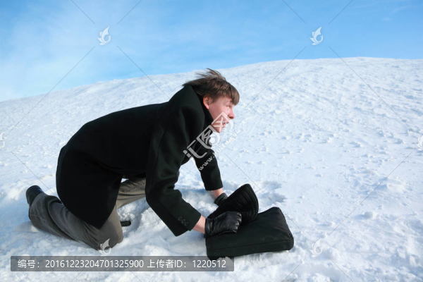 在短暫的情況下，雪趴在地上的年輕人毛骨悚然