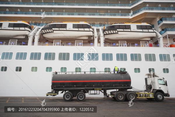 天然氣槽車在卡布斯港。游艇后面的游船?？ㄜ嚬と?。