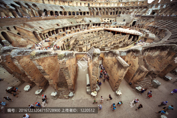 對羅馬古代競技場競技場第一圈的人；意大利在陽光燦爛的日子