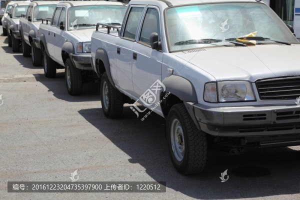 quaboos馬斯喀特港；四月；13：許多汽車等待裝運港附近的4月13日2010在馬斯喀特的利益；