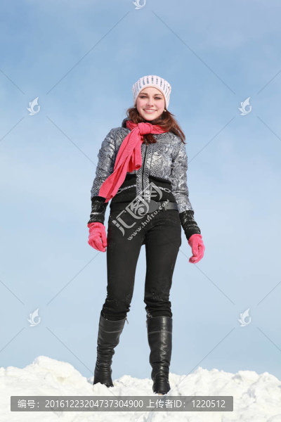一個(gè)女孩站在冬天的雪地上微笑